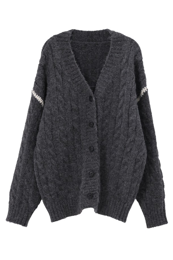 NOI (노이) COLORING LINE (컬러링 라인) CABLE (케이블) CARDIGAN (가디건) _NFCA5266은 여성용 니트/스웨터 카테고리의 차콜 그레이 컬러 가디건입니다. 울 소재로 제작되어 가을, 겨울철에 따뜻하게 착용할 수 있으며, 넉넉한 두께감과 부드러운 촉감이 특징입니다. 베이직하고 캐주얼한 스타일로, 레귤러핏과 V넥 디자인이 편안한 착용감을 선사합니다. 케이블 패턴과 긴 소매, 버튼 여밈 방식으로 데이트룩, 카페룩, 겨울 데일리룩 등 다양한 TPO에 활용 가능하며, 캐주얼, 클래식, 미니멀 스타일을 선호하는 분들께 추천합니다.
