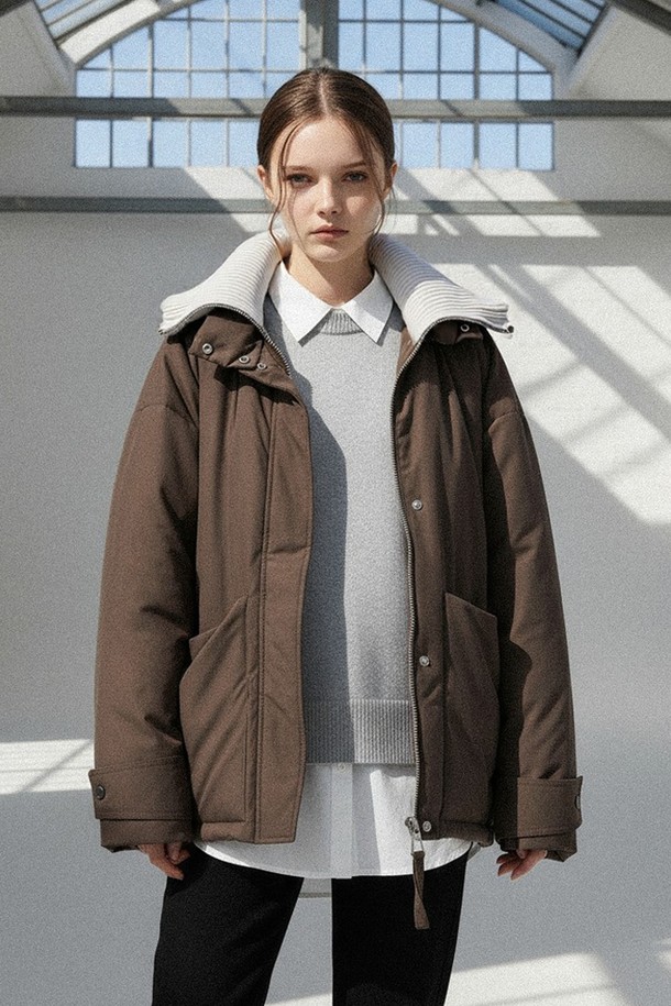 KNIT 칼라 덕 다운 패딩 점퍼_N5WJP0326은 부드러운 촉감의 브라운 컬러 여성용 패딩 점퍼입니다. 캐주얼 및 미니멀 스타일을 지향하며, 겨울철 일상에서 보온성을 책임지는 두꺼운 두께의 의류입니다. 오버핏으로 편안하게 착용 가능하며, 집업 스타일로 간편하게 여밀 수 있습니다. 니트 칼라와 후드가 디자인된 긴소매 덕 다운 패딩으로, 베이직한 무드의 무지 패턴이 특징입니다.
