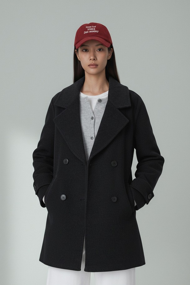 티라나 더블 울 핸드메이드 하프 코트(TIRANA DUBBLE WOOL HANDMADE HALF COAT_N5WCT0333)는 여성용 코트로, 가을과 겨울에 착용하기 좋습니다. 미니멀하고 모던한 스타일의 무지 디자인이며, 그레이 컬러의 오버핏으로 제작되었습니다. 두꺼운 울 소재로 제작되어 뻣뻣한 촉감을 가지며, 싱글 버튼 여밈 방식의 하프 기장 더블 코트입니다. 출근룩, 오피스룩, 모임룩 등 다양한 TPO에 클래식, 미니멀, 시크한 스타일을 연출할 수 있습니다.
