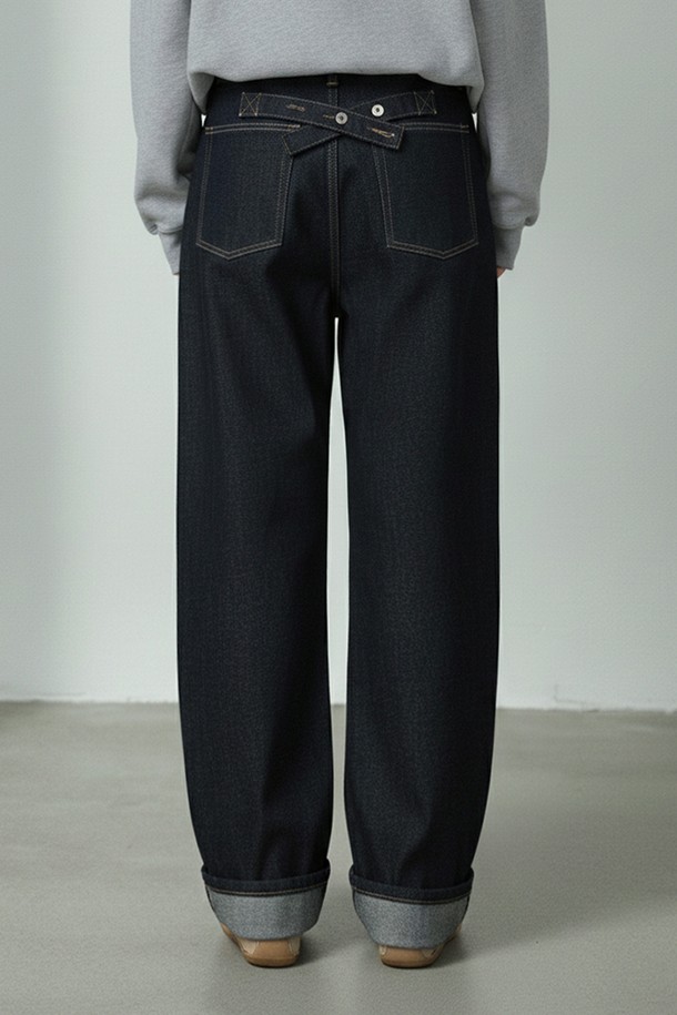 TAB 와이드 생지 데님 팬츠_N5WDP0343은 남성용으로, 베이직하고 캐주얼한 스타일을 연출하는 와이드 핏 데님 팬츠입니다. 네이비 컬러의 무지 디자인으로, 사계절 착용 가능하며 두꺼운 두께감과 뻣뻣한 촉감이 특징입니다. 루즈핏으로 편안함을 강조했으며, 롤업 디테일로 포인트를 더했습니다. 캐주얼, 미니멀, 클래식 스타일을 즐겨 입는 남성분들에게 추천합니다.
