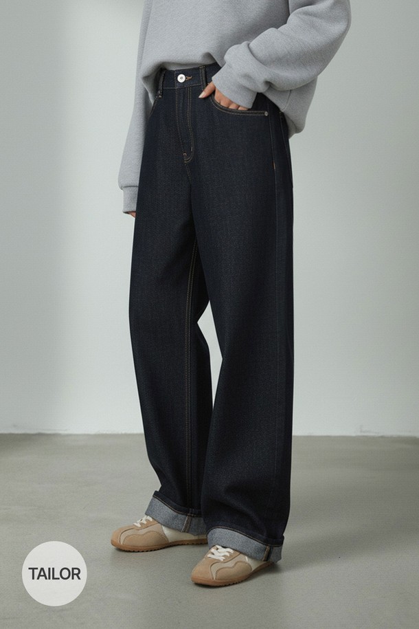 TAB 와이드 로우 데님 팬츠_N5WDP0343은 남성용 블랙 컬러의 긴 기장 데님 팬츠입니다. 캐주얼, 베이직 스타일로 사계절 내내 착용 가능하며, 두꺼운 두께감과 뻣뻣한 촉감, 루즈 핏이 특징입니다. 무지 패턴에 롤업 디테일이 더해져 미니멀, 캐주얼, 클래식한 무드를 연출합니다. 와이드 핏으로 편안하면서도 스타일리시하게 연출할 수 있는 데님 팬츠입니다.
