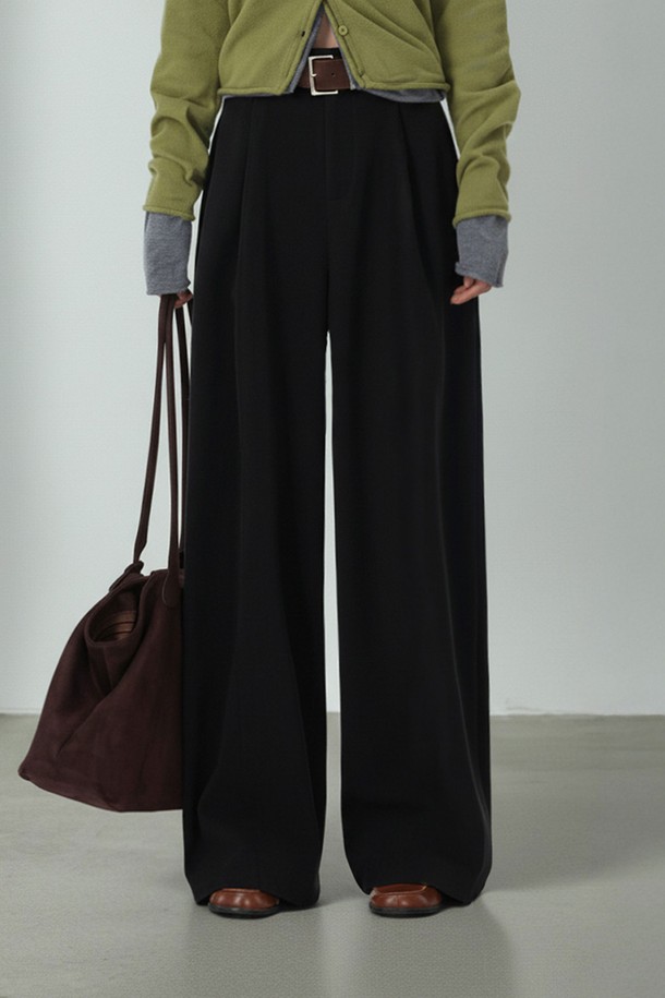 WARSAW 와이드 커브드 울 슬랙스_N5WSL0335는 여성 고객을 위한 클래식하고 미니멀한 스타일의 슬랙스입니다. 가을, 겨울 시즌에 어울리는 두꺼운 두께감의 울 소재로 제작되어 따뜻하고 포근한 착용감을 선사합니다. 와이드 커브드 실루엣과 루즈핏으로 편안하면서도 시크한 분위기를 연출하며, 블랙 컬러의 무지 디자인으로 다양한 상의와 손쉽게 매치할 수 있습니다. 오피스룩, 출근룩, 모임룩 등 TPO에 구애받지 않고 활용 가능하며, 뻣뻣한 촉감이 특징입니다.
