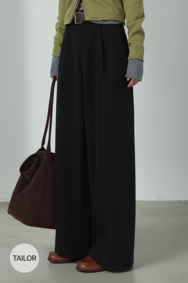 WARSAW 와이드 커브드 울 슬랙스_N5WSL0335는 여성용 슬랙스로, 가을과 겨울에 착용하기 좋은 두꺼운 두께감의 울 소재 긴바지입니다. 와이드 커브드 실루엣과 루즈핏으로 편안하면서도 세련된 스타일을 연출합니다. 무지 디자인에 블랙 컬러로, 클래식, 미니멀, 시크한 무드를 더해 오피스룩, 출근룩, 모임룩 등 다양한 TPO에 활용할 수 있습니다. 뻣뻣한 촉감과 밴딩 없는 디자인이 특징입니다.
