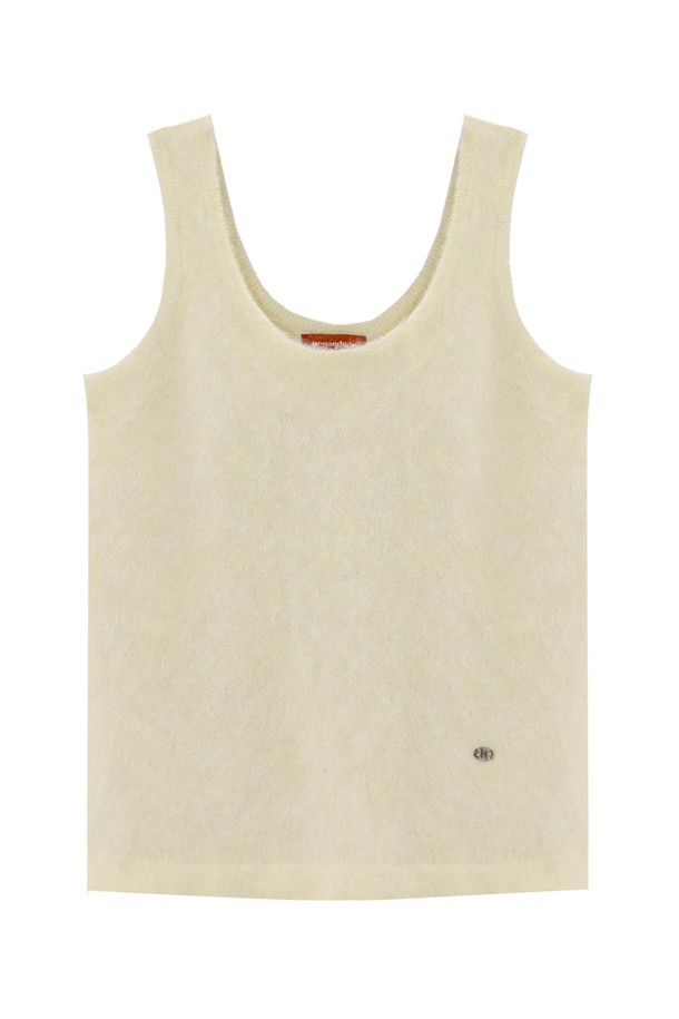 VIENNA SOFT WOOL KNIT TOP_N5WKN0340 (비엔나 소프트 울 니트 탑)은 부드러운 촉감의 울 소재로 제작된 여성 베스트입니다. 가을, 겨울 시즌에 어울리는 두꺼운 두께감과 크롭 기장, 민소매 디자인이 특징이며, 라운드넥과 무지 패턴으로 미니멀하고 베이직한 스타일을 연출합니다. 일상복은 물론, 모임룩으로도 활용 가능한 아이보리 컬러의 레귤러핏 니트 탑입니다.
