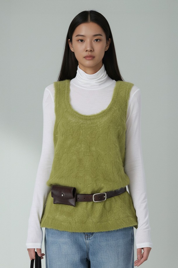 VIENNA SOFT WOOL KNIT TOP_N5WKN0340는 부드러운 촉감의 울 소재로 제작된 여성 베스트입니다. 가을, 겨울 시즌에 어울리는 두꺼운 두께감과 라운드넥 디자인, 민소매 기장으로 클래식, 캐주얼, 미니멀 스타일을 연출할 수 있습니다. 올리브 그린 색상의 무지 패턴이며, 레귤러핏과 벨트 디테일이 특징입니다. 출근룩과 모임룩에 활용하기 좋은 아이템으로, 다양한 스타일링을 시도할 수 있습니다.
