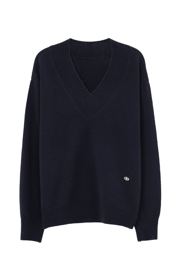 터린 울 브이넥 니트 N5WKN0339는 여성용 상의로, 가을과 겨울에 따뜻하게 입을 수 있는 두꺼운 울 소재의 크롭 니트입니다. 베이직하고 미니멀한 스타일로, 어떤 옷에도 잘 어울려 출근룩이나 모임룩에 활용하기 좋습니다. 부드러운 촉감의 레귤러핏으로 편안하게 착용 가능하며, 블랙 컬러와 브이넥 디자인이 세련된 느낌을 더합니다. 긴 소매 기장과 무지 패턴으로 미니멀, 클래식, 캐주얼 등 다양한 스타일을 연출할 수 있습니다.
