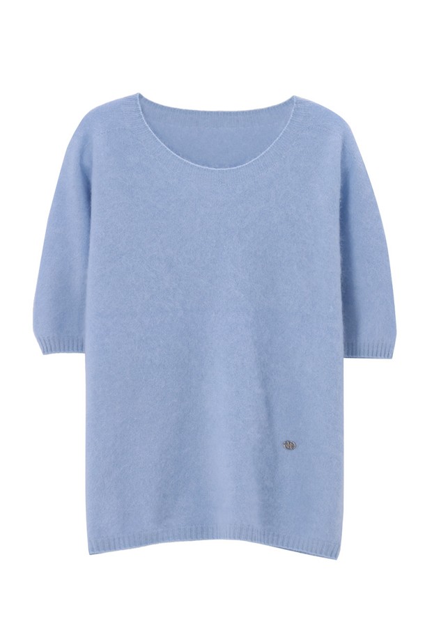 **MILAN WHOLE GARMENT WOOL KNIT_N5WKN0337**는 부드러운 촉감의 울(Wool) 소재로 제작되어 가을, 겨울철 따뜻하게 착용할 수 있는 여성용 니트입니다. 라운드넥 디자인과 레귤러핏으로 제작되었으며, 미니멀하고 베이직한 스타일을 연출합니다. 홀가먼트 공법으로 제작되어 편안한 착용감을 선사하며, 데일리룩, 출근룩, 모임룩 등 다양한 TPO에 활용 가능합니다. 차분한 블루 컬러의 긴소매 디자인으로, 클래식, 캐주얼 스타일 모두 소화 가능한 활용도 높은 아이템입니다. 두꺼운 두께감으로 보온성을 높였습니다.
