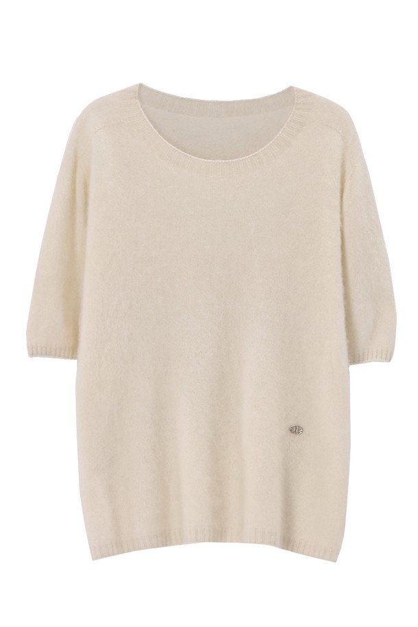 **MILAN WHOLE GARMENT WOOL KNIT_N5WKN0337**

미니멀한 디자인과 베이직한 스타일을 추구하는 여성 고객을 위한 밀란 홀 가먼트 울 니트입니다. 아이보리, 베이지 두 가지 색상으로 출시되었으며, 봄, 가을 시즌에 착용하기 적합합니다. 부드러운 촉감의 울 소재로 제작되었으며, 얇은 두께감과 레귤러 핏으로 편안하게 착용할 수 있습니다. 홀가먼트 공법으로 제작되어 봉제선이 없어 깔끔하며, 라운드넥과 반소매 기장으로 디자인되었습니다. 일상에서 활용하기 좋은 크롭 기장의 니트입니다.
