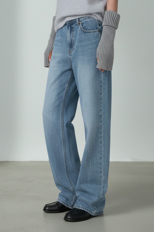 PORTO STRAIGHT DENIM PANTS_N5WDP0338 (포르토 스트레이트 데님 팬츠_N5WDP0338)는 여성용 데님 팬츠입니다. 라이트 블루 컬러의 무지 디자인으로, 봄, 가을에 어울리는 캐주얼하고 베이직한 스타일을 연출할 수 있습니다. 중간 두께감의 뻣뻣한 데님 소재로 제작되어 일자 라인과 스트레이트 핏을 제공하며, 포켓 디테일이 특징입니다. 일상복으로 편안하게 착용하기 좋으며, 미니멀, 클래식 스타일에도 매치하기 용이합니다. 긴 기장감으로 다리가 길어 보이는 효과를 줍니다.
