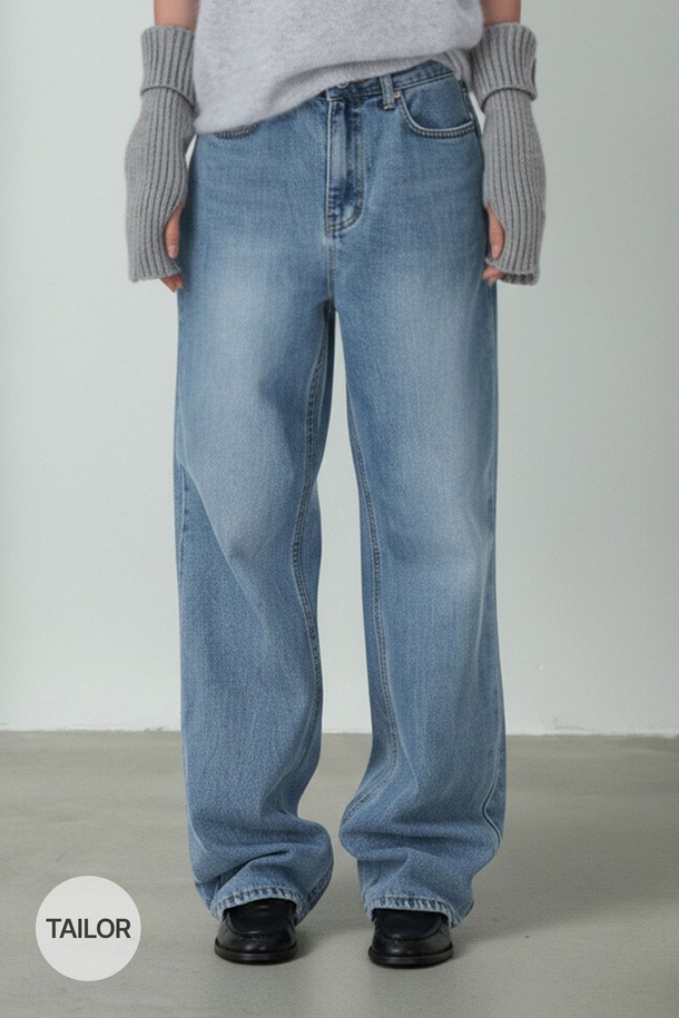 PORTO STRAIGHT DENIM PANTS_N5WDP0338는 여성 고객을 위한 데님 팬츠입니다. 연청 컬러의 무지 디자인으로, 봄, 가을에 어울리는 긴 기장의 스트레이트 핏 바지입니다. 캐주얼, 베이직 스타일을 선호하는 분들께 적합하며, 데이트룩 또는 봄 소풍룩 연출에 좋습니다. 뻣뻣한 촉감의 일반적인 두께감이며, 워싱 가공으로 자연스러운 멋을 더했습니다. 미니멀, 클래식 스타일을 즐겨 입는 분들께 추천합니다.
