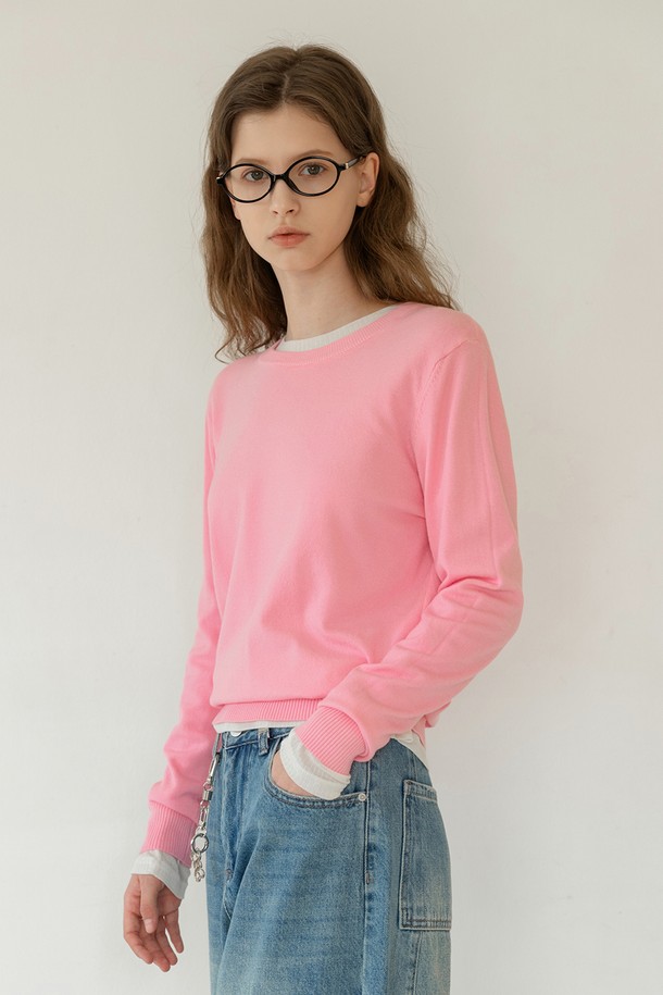 라운드 넥 베이직 헤라시 니트_NSKN5212는 여성 의류로, 봄, 가을에 착용하기 좋은 긴소매 니트/스웨터입니다. 베이직한 디자인에 헤링본 조직감으로 고급스러움을 더했으며, 부드러운 촉감이 특징입니다. 아이보리, 옐로우, 핑크, 그레이, 네이비, 블랙 6가지 컬러로 제공되어 다양한 스타일 연출이 가능합니다. 레귤러핏으로 데이트룩, 카페룩 등 어떤 TPO에도 잘 어울리며, 클래식, 미니멀, 캐주얼 스타일을 즐겨 입는 분들께 추천합니다. 비스코스, 폴리에스테르, 스판덱스, 울 혼방 소재로 제작되었습니다.
