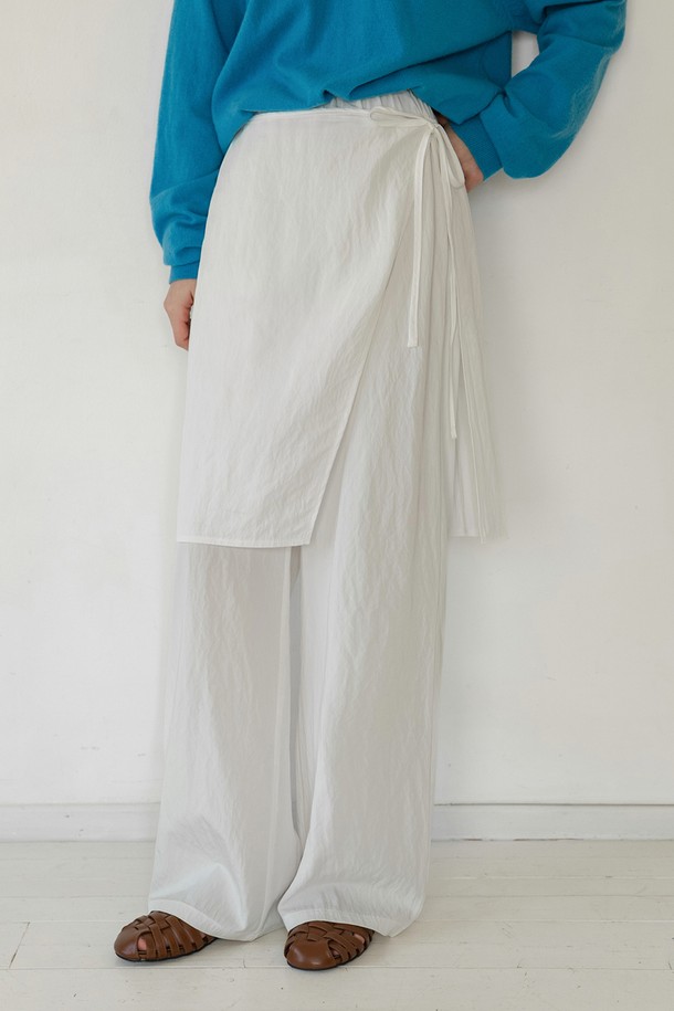 NYLON WRAP LAYERED BANDING PANTS_NSPT5220 (나일론 랩 레이어드 밴딩 팬츠)는 여성용 와이드 팬츠입니다. 봄, 여름, 가을에 착용하기 좋으며, 미니멀하고 베이직한 스타일을 연출합니다. 폴리에스테르와 스판덱스 혼방 소재로 제작되어 편안한 착용감을 선사하며, 핀턱 디자인과 하이웨스트 디자인으로 세련된 핏을 강조합니다. D링 벨트 세트가 포함되어 다양한 스타일을 연출할 수 있으며, 스냅 버튼 포켓으로 실용성을 더했습니다. 출근룩, 오피스룩, 모임룩 등 다양한 TPO에 활용 가능하며, 미니멀, 클래식, 시크 스타일을 즐겨 입는 분들께 추천합니다.
