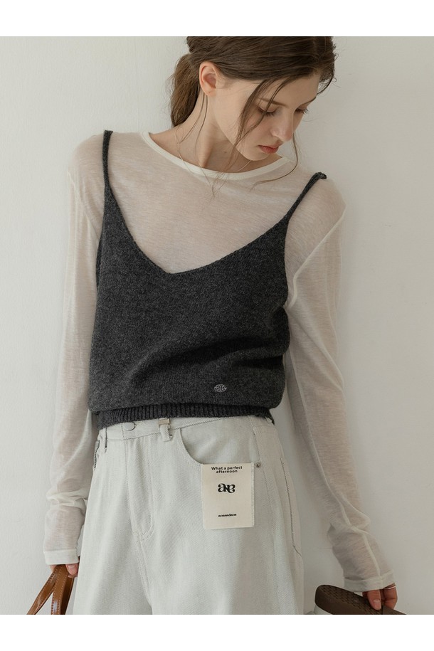 울 레이어드 니트 뷔스티에_NSKN5201는 부드러운 촉감의 울 소재로 제작되어 가을, 겨울 시즌에 착용하기 좋은 여성 상의입니다. 슬림핏 크롭 기장의 민소매 디자인으로, 미니멀하고 베이직한 스타일을 연출하며 다양한 룩에 레이어드하여 활용하기 좋습니다. 차콜 그레이 컬러의 무지 패턴으로 어떤 옷에도 쉽게 매치할 수 있으며, 데이트룩, 모임룩, 출근룩 등 TPO에 맞춰 시크하고 클래식한 분위기를 더할 수 있습니다. 브이넥 라인이 세련된 느낌을 주며, 얇은 두께감으로 편안하게 착용 가능합니다.
