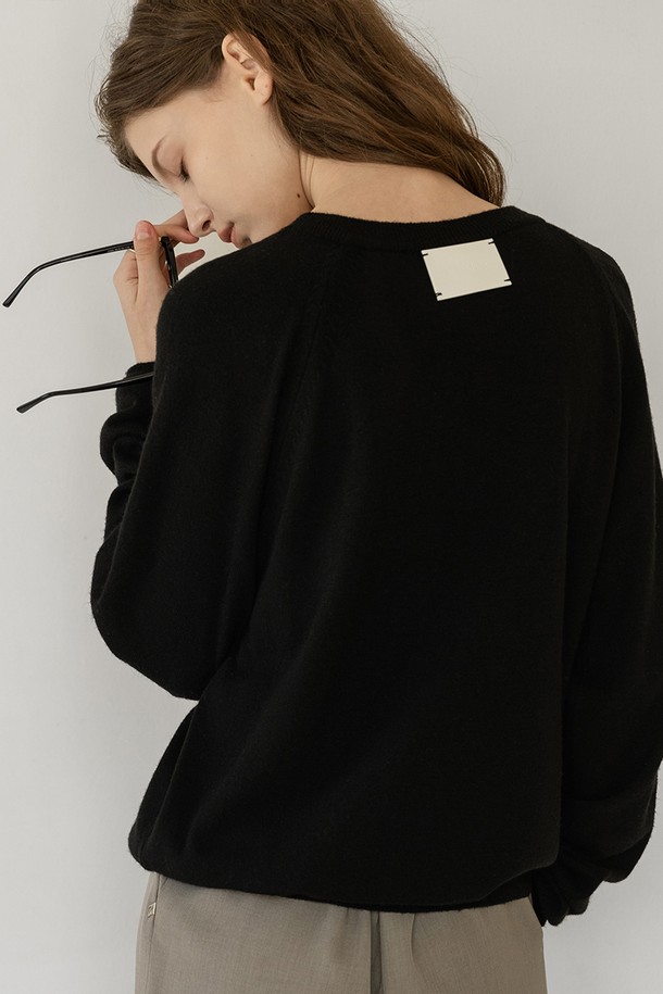 HERRACI(헤라시) 울 래글런 V넥 니트 NSKN5200 (블랙)는 부드러운 촉감의 울 소재로 제작되어 가을과 겨울, 두 계절에 걸쳐 활용하기 좋은 두꺼운 두께감의 니트입니다. 래글런 소매 디자인과 레귤러핏으로 편안한 착용감을 선사하며, 베이직하고 미니멀한 스타일을 연출합니다. 브이넥 라인으로 세련된 분위기를 더하고, 출근룩과 모임룩 등 다양한 TPO에 맞춰 클래식, 미니멀, 캐주얼 스타일을 소화할 수 있습니다. 무지 패턴의 블랙 컬러로 어떤 하의와도 쉽게 매치하여 활용도 높게 즐길 수 있습니다.
