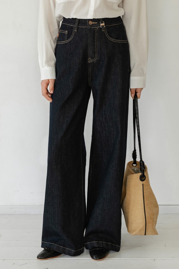 **INDIGO SQUARE POCKET 데님 팬츠 (DEEP BLUE)**

딥 블루 컬러의 INDIGO SQUARE POCKET 데님 팬츠는 여성용 데님 팬츠입니다. 봄, 가을, 겨울 계절에 착용하기 좋으며, 캐주얼 및 베이직 스타일을 연출할 수 있습니다. 와이드 핏의 긴 기장 바지로, 면, 폴리에스테르, 스판덱스 혼방 소재로 제작되어 편안한 착용감을 선사합니다. 박스형 힙 포켓과 실버 링 디테일이 특징이며, 커스텀 오렌지 태그와 탈부착 가능한 캔버스 태그로 포인트를 더했습니다. 데이트룩이나 쇼핑룩에 미니멀한 스타일로 코디하기 좋습니다. 기장 수선 서비스도 제공됩니다.
