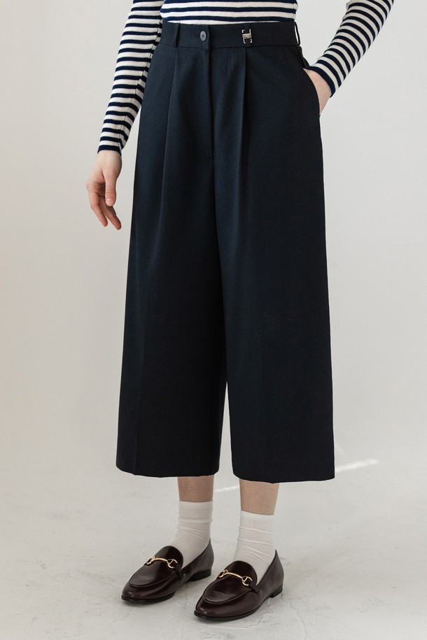 **CURROT (큐롯) 핀턱 버뮤다 팬츠 NNPT0001**는 여성용 버뮤다 팬츠입니다. 네이비 컬러의 무지 디자인으로, 봄, 여름 시즌 데일리 및 세미 캐주얼 스타일 연출에 용이합니다. 폴리에스터, 레이온, 스판덱스 혼방 소재로 제작되어 편안한 착용감을 선사하며, 루즈핏으로 활동성을 높였습니다. 앞 허리 밴딩 디테일과 핀턱 디자인이 특징이며, 메달 심볼과 로고 패치가 포인트를 더합니다. 쇼핑룩, 미니멀, 클래식, 캐주얼 스타일을 즐기는 분들께 추천합니다.
