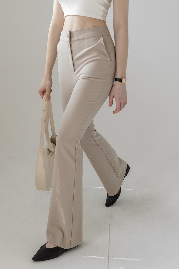 SLIM SEMI BOOTS-CUT SLACKS (슬림 세미 부츠컷 슬랙스) NNSL0006는 여성용 슬랙스로, 미니멀하고 베이직한 스타일을 추구하는 분들께 적합합니다. 봄, 가을에 어울리는 긴 기장의 슬랙스로, 베이지, 소라, 네이비 세 가지 색상으로 제공됩니다. 폴리에스테르, 레이온, 스판덱스 혼방 소재로 제작되어 부드러운 촉감을 선사하며 슬림핏 부츠컷으로 다리 라인을 더욱 돋보이게 합니다. 하이웨스트 디자인과 센터 머신 주름 디테일이 특징이며, 오피스룩, 출근룩, 모임룩 등 다양한 TPO에 활용 가능합니다. 뒷면 패치 로고와 길이 수선이 가능한 점도 장점입니다.
