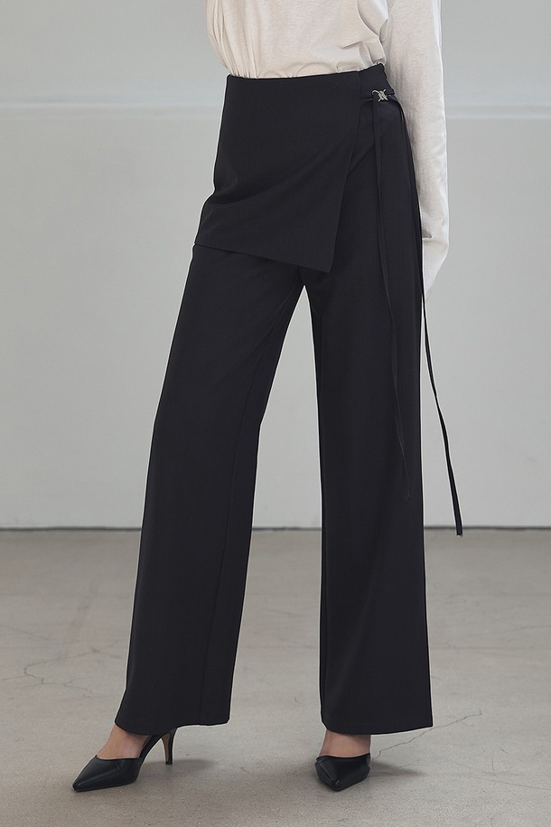 스트링 스커트 레이어드 슬랙스_에스에스엘515는 트렌디한 스타일을 연출하는 여성용 레이어드 슬랙스입니다. 봄, 가을에 어울리는 차콜, 베이지 두 가지 색상으로 출시되었으며, 일상복, 데이트룩, 모임룩 등 다양한 TPO에 활용 가능합니다. 루즈핏의 긴 기장 슬랙스로, 부드러운 폴리에스테르와 스판덱스 혼방 소재로 제작되어 편안한 착용감을 선사합니다. 스커트 레이어드 디자인과 스트랩 디테일, 사이드 실버 링 포인트가 특징이며, 길이 수선이 가능하여 체형에 맞게 착용할 수 있습니다. 미니멀, 클래식, 시크한 스타일을 즐기는 분들께 추천합니다.
