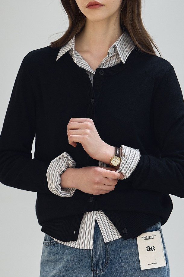 라운드 넥 가디건_라운드 넥 가디건(블랙)은 부드러운 촉감과 중간 두께감으로 봄, 가을에 활용하기 좋은 여성용 니트/스웨터입니다. 비스코스, 폴리에스테르, 스판덱스, 울 혼방의 소재로 제작되어 편안한 착용감을 선사하며, 레귤러핏과 긴 소매 기장으로 어떤 스타일에도 잘 어울립니다. 무지 디자인에 라운드 넥과 소매, 넥라인 립조직 디테일, 백 레더 패치 로고가 포인트로 더해져 클래식, 미니멀, 캐주얼 스타일을 연출하기 좋습니다. 데이트룩, 카페룩 등 다양한 TPO에 매치하여 세련된 스타일을 완성해보세요. 블랙, 블루, 옐로우, 그레이, 아이보리 5가지 다채로운 컬러로 만나보실 수 있습니다.
