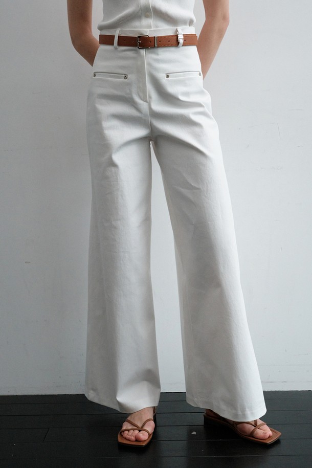 COTTON 와이드 핏 데님 팬츠는 캐주얼, 베이직 스타일의 여성용 와이드 데님 팬츠입니다. 봄, 여름, 가을 시즌에 착용하기 좋으며, 데이트룩, 쇼핑룩에 적합합니다. 면과 스판덱스 혼방 소재로 제작되어 편안한 착용감을 선사하며, 무지 디자인에 드롭된 허리라인으로 트렌디함을 더했습니다. 앞주머니 디테일, 벨트 루프, 실버 하드웨어, 로고 엠보싱 가죽 패치가 특징이며, 기장 수선 서비스도 제공됩니다. 와이드핏으로 편안함과 스타일을 동시에 잡을 수 있는 데일리 팬츠입니다.
