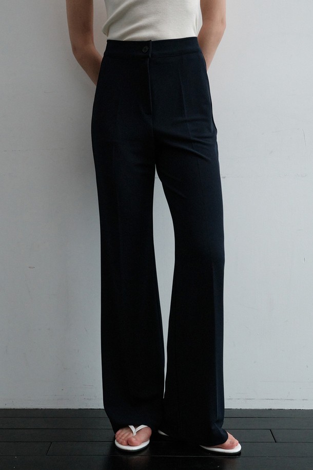 세미 부츠컷 슬랙스_네이비 NSHL5259는 여성용 바지로, 봄, 여름, 가을에 착용하기 좋습니다. 부드러운 촉감의 폴리에스테르와 스판덱스 혼방 소재로 제작되어, 레귤러 핏의 편안함과 신축성을 제공합니다. 발등을 덮는 세미 부츠컷 라인으로 다리가 길어 보이는 효과를 주며, 뒷면 로고 디테일이 은은한 포인트를 더합니다. 출근룩, 오피스룩, 미니멀, 클래식 스타일을 선호하는 분들께 추천하는 데일리 슬랙스입니다.
