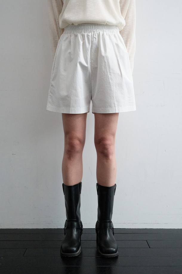 HALF COTTON BANDING PANTS_NHPT5257 (하프 코튼 밴딩 팬츠)는 편안한 착용감과 스타일리시함을 동시에 잡은 여성용 반바지입니다. 봄, 여름 시즌에 적합하며, 부드러운 면 소재로 제작되어 얇고 시원한 착용감을 선사합니다. 허리 부분은 신축성 있는 밴딩 처리되어 편안함을 더했으며, 하단 로고 포인트로 은은한 포인트를 더했습니다. 베이직하고 캐주얼한 스타일로, 데일리룩은 물론 동네 마실룩, 여행룩까지 다양한 TPO에 활용하기 좋습니다. 아이보리, 베이지, 블랙 세 가지 컬러로 출시되어, 어떤 상의와도 쉽게 매치할 수 있습니다.
