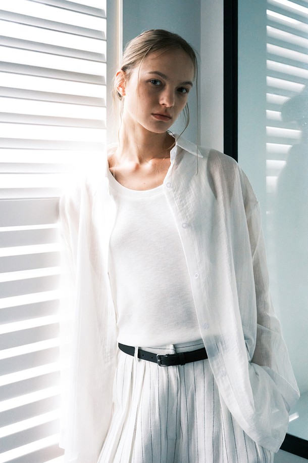 텐셀 루즈 핏 셔츠_NHBL5239는 부드러운 촉감의 텐셀 80%와 폴리에스테르 20% 혼방 소재의 여성 셔츠입니다. 화이트 컬러에 무지 패턴으로, 데일리 및 일상, 오피스룩과 출근룩에 모두 잘 어울립니다. 루즈핏의 긴소매 디자인으로 편안한 착용감을 선사하며, 레귤러 기장으로 다양한 체형에 자연스러운 실루엣을 연출합니다. 얇은 두께감으로 여름철에도 시원하게 착용 가능하며, 베이직, 미니멀, 클래식 스타일을 즐기는 분들께 추천합니다. 
