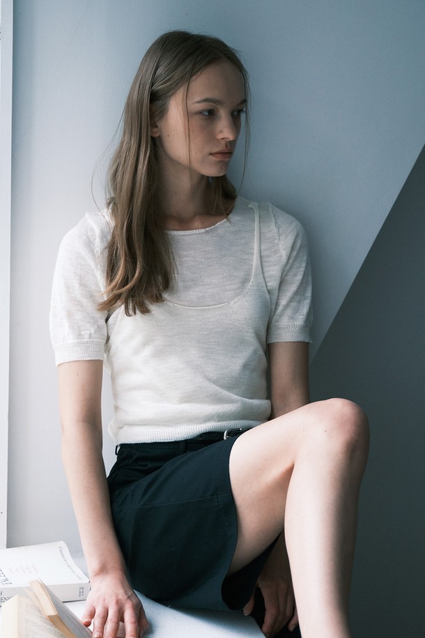 POINT SLEEVE BUSTIER KNIT _NHKN5243 (포인트 슬리브 버스티에 니트)는 페미닌하고 베이직한 스타일의 여성 상의입니다. 아이보리, 그레이 두 가지 색상으로 출시되었으며, 봄, 여름 시즌에 적합한 얇은 두께의 크롭 기장 니트/스웨터입니다. 부드러운 촉감의 비스코스, 폴리에스테르 혼방 소재로 제작되었으며, 어깨 슬림 디자인과 허리 타이 디테일, 버스티에 디자인이 특징입니다. 데이트룩, 카페룩, 모임룩에 어울리는 미니멀하고 클래식한 스타일을 연출할 수 있으며 하단 로고 포인트로 포인트를 더했습니다. 반소매 기장의 스퀘어넥 디자인으로 세련된 분위기를 더합니다.
