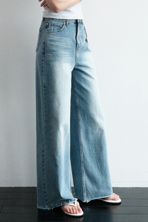 와이드 원 워시드 데님(WIDE ONE WASHED DENIM)은 여성용 데님 팬츠입니다. 봄, 여름, 가을 계절에 어울리며, 클래식, 미니멀, 캐주얼 스타일을 연출할 수 있습니다. 넉넉한 와이드 핏과 긴 기장으로 편안하면서도 멋스러운 핏을 선사합니다. 은색 장식 벨트고리와 뒷면 가죽 패치 로고, 탈착 가능한 캔버스 패치가 특징이며, 광목 라벨은 제거 가능합니다. 데이트룩, 쇼핑룩 등 다양한 TPO에 활용하기 좋으며, 테일러 개인 맞춤형 서비스와 기장 수선 무료 서비스를 제공합니다.
