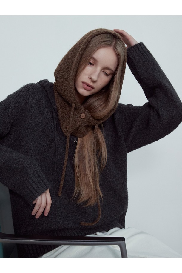 BUTTON WOOL KNIT BALACLAVA_NFAC5311 (버튼 울 니트 발라클라바)는 여성용 모자입니다. 겨울철 방한을 위한 깊은 모자 깊이의 후드형 디자인으로, 부드러운 촉감과 두꺼운 두께감으로 포근함을 선사합니다. 아크릴, 폴리에스테르, 나일론, 울, 스판덱스 혼방 소재로 제작되었으며, 브라운 베이지, 그레이 두 가지 색상으로 출시되었습니다. 무지 패턴에 버튼과 조절끈 디테일이 더해져 스타일리시함을 더하며, 보온 기능과 사이즈 조절이 가능합니다. 캐주얼, 미니멀, 클래식 스타일의 겨울 데일리룩 및 산책룩에 활용하기 좋습니다.
