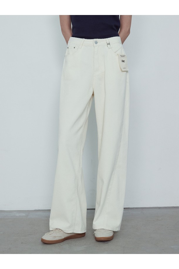 벨로어 와이드 코듀로이 팬츠_NFPT5308는 부드러운 촉감과 두꺼운 두께감으로 겨울철 따뜻하게 착용 가능한 여성 코듀로이 와이드 팬츠입니다. 클래식하고 베이직한 디자인으로, 겨울 데일리룩, 모임룩, 카페룩 등 다양한 TPO에 맞춰 스타일리시하게 연출할 수 있습니다. 넉넉한 루즈핏으로 편안한 착용감을 선사하며, 통기성이 좋고 보온성이 우수한 면과 코듀로이 혼방 소재로 제작되었습니다. 변형이 적은 견고한 원단과 분리 가능한 면 라벨 디테일이 특징이며, 블랙, 브라운, 베이지, 아이보리 4가지 컬러로 구성되어 있습니다. 미니멀, 캐주얼 스타일을 즐겨 입는 분들께 추천합니다.
