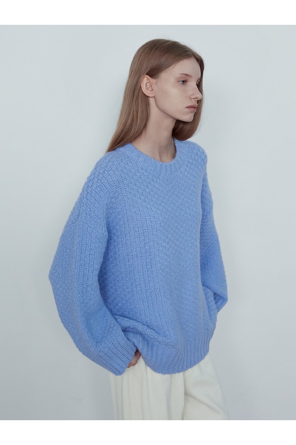 WAFFLE OVERFIT WOOL KNIT_NFKN5313은 부드러운 촉감이 돋보이는 와플 패턴의 오버핏 울 니트입니다. 라운드넥 디자인에 힙라인을 덮는 기장으로, 자연스러운 실루엣을 연출하며 데일리 스타일링에 활용하기 좋습니다. 가을, 겨울 시즌에 적합하며, 소라, 아이보리, 옐로우 3가지 컬러로 만나볼 수 있습니다. 아크릴, 나일론, 울, 스판덱스 혼방 소재로 제작되어 편안한 착용감을 선사합니다. 캐주얼, 미니멀, 클래식 스타일을 즐겨 입는 여성분들께 겨울 데일리룩, 집콕룩, 카페룩으로 추천합니다.
