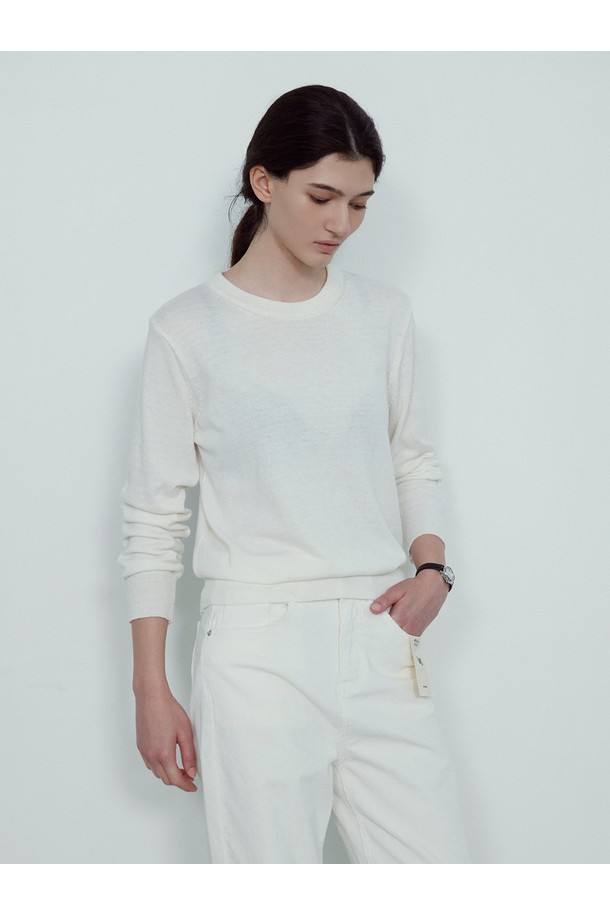 MENA 울 니트_NFKN5279는 가을, 겨울 시즌 여성 고객을 위한 베이직하고 미니멀한 스타일의 니트입니다. 부드러운 촉감의 울, 나일론, 폴리에스터 혼방 소재로 제작되었으며, 레귤러 핏과 라운드넥 디자인으로 편안하게 착용할 수 있습니다. 블랙, 머스타드, 브라운, 핑크, 그레이, 아이보리 등 다채로운 6가지 컬러로 출시되어 다양한 겨울 데일리룩 연출에 용이합니다. 얇은 두께감과 긴 소매 기장으로 간절기부터 한겨울까지 활용 가능하며, 헤링본 디테일 마감으로 섬세함을 더했습니다. 신축성이 있어 활동성이 좋고, 기계 세탁이 가능하여 관리가 용이합니다.
