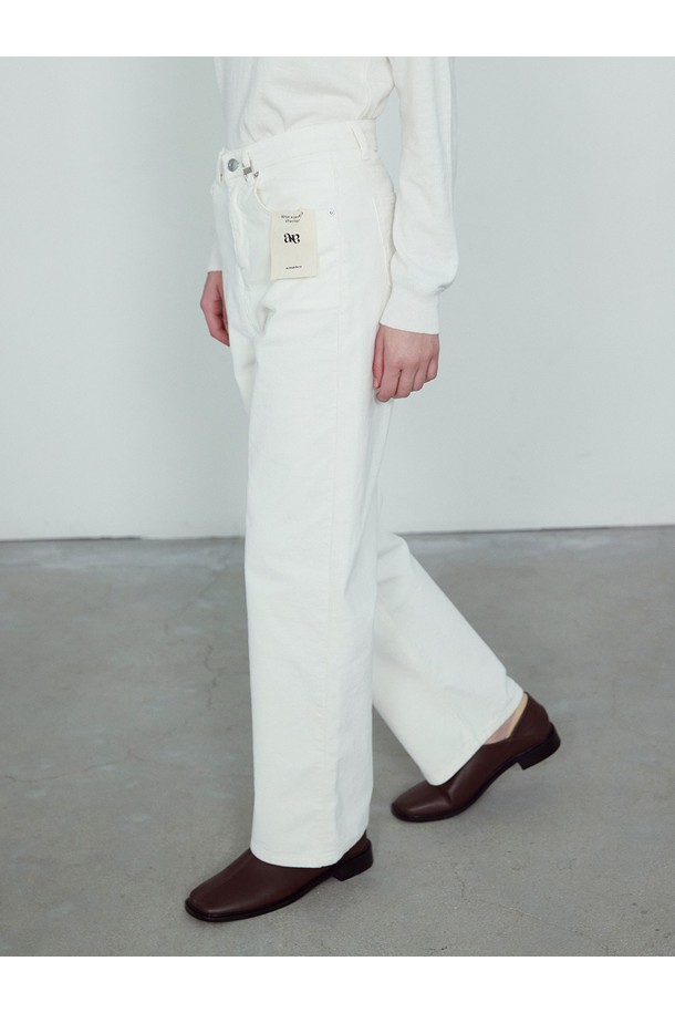 KMA 스트레이트 코듀로이 팬츠_NFPT5310 (아이보리)는 가을과 겨울, 따뜻하고 포근한 무드를 연출하는 코듀로이 팬츠입니다. 클래식하고 베이직한 스타일로, 데일리룩, 출근룩, 모임룩 등 다양한 TPO에 활용하기 좋습니다. 스트레이트 핏으로 편안함을 더하며, 두꺼운 두께감과 뻣뻣한 촉감의 코듀로이 소재로 제작되어 보온성이 뛰어납니다. 면, 스판덱스 혼방으로 활동성을 높이고, 변형이 적은 견고한 원단으로 제작되었습니다. 길이 수선이 가능하며, 커스텀 테일러링 서비스를 통해 완벽한 핏을 경험할 수 있습니다.
