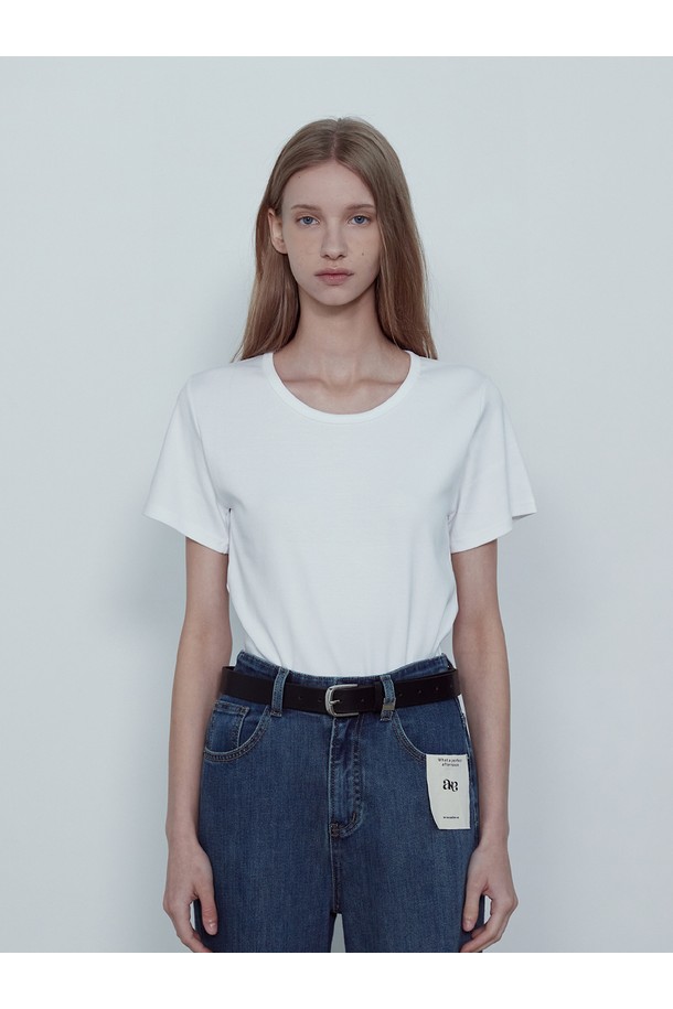 AIN (에이아이엔) 코튼 스판 티셔츠 NFTS5291은 여성용 티셔츠로, 봄, 여름 시즌에 활용하기 좋은 베이직 스타일의 의류입니다. 부드러운 촉감의 면과 스판덱스 혼방 소재로 제작되어 신축성이 뛰어나 편안한 착용감을 선사합니다. 색상은 핑크, 아이보리, 그레이, 베이지, 블랙 5가지로 출시되었으며, 레귤러핏에 라운드넥 디자인으로 제작되었습니다. 얇은 두께감으로 단독 또는 레이어드하여 다양한 스타일 연출이 가능하며, 세탁 후에도 형태가 유지되는 실용적인 아이템입니다. 동네 마실룩이나 카페룩 등 캐주얼하고 미니멀한 스타일에 잘 어울립니다.
