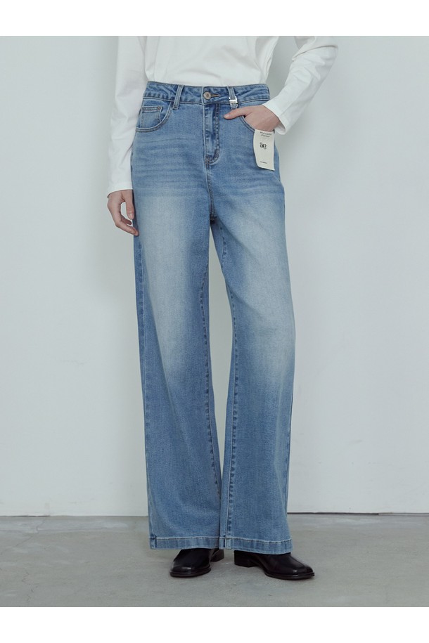 WHISKER BRUSH WIDE 데님 팬츠_NFDP5300은 유니섹스 스타일로, 라이트 인디고 컬러의 와이드 핏 데님 팬츠입니다. 봄, 여름, 가을 시즌에 착용하기 좋으며, 캐주얼과 빈티지 무드를 연출합니다. 면, 폴리에스테르, 스판덱스 혼방의 스트레치 소재로 편안한 착용감을 제공하며, 빈티지 워싱 처리로 독특한 멋을 더했습니다. 밑단 길이 수선 서비스가 제공되며, 백 스웻 포켓 디테일과 탈부착 가능한 코튼 라벨이 특징입니다. 일상, 여행, 또는 봄 소풍룩에 캐주얼하고 미니멀하게 코디할 수 있습니다.
