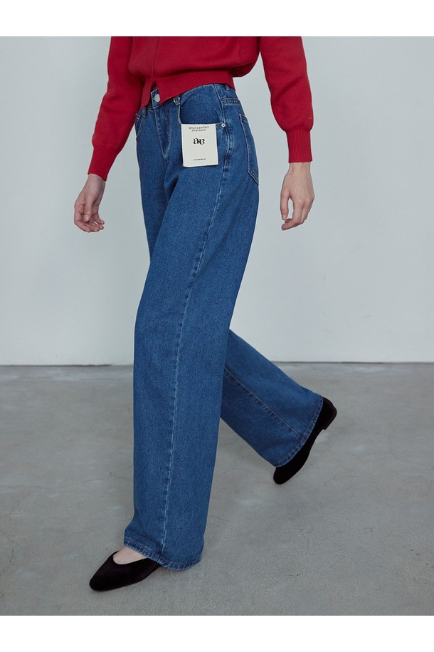 SALT WASHING WIDE 데님 팬츠_NFDP5296는 캐주얼, 스트리트, 미니멀 스타일을 모두 아우르는 공용 데님 팬츠입니다. 블랙, 미디엄 인디고, 라이트 인디고 세 가지 색상으로 출시되었으며, 사계절 내내 착용 가능합니다. 뻣뻣한 질감의 두꺼운 면 소재로 제작되어 안정적인 실루엣을 유지하며, 릴랙스 핏과 와이드한 바지핏으로 편안함을 선사합니다. 3단계 길이 옵션과 제거 가능한 코튼 라벨, 그리고 무료 길이 조절 수선 서비스를 통해 더욱 완벽한 핏을 경험할 수 있습니다. 무지 디자인으로 어떤 상의와도 잘 어울려 폭넓은 스타일 연출이 가능합니다.
