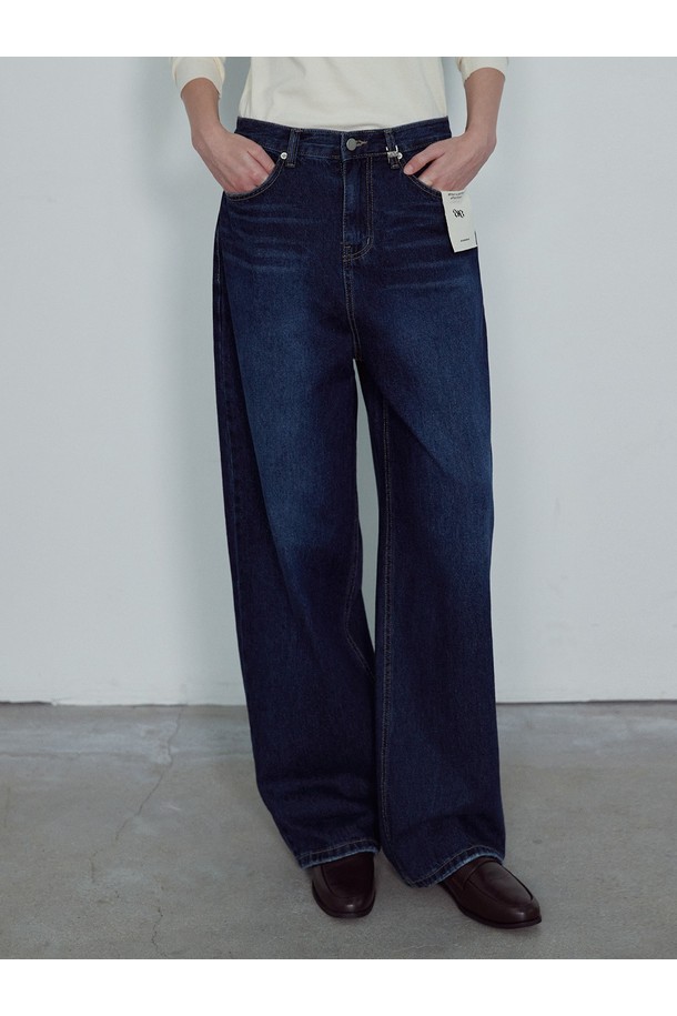 NARD TAB WIDE 데님 팬츠_NFDP5299는 빈티지한 워싱과 와이드 핏으로 스트릿 무드를 연출하는 데님 팬츠입니다. 면 소재로 제작되어 사계절 내내 편안하게 착용 가능하며, 일상복으로 활용하기 좋습니다. 뒷면에는 사이즈 조절이 가능한 비죠 장식이 있으며, 광목 라벨은 부착 및 제거할 수 있습니다. 데이트룩, 쇼핑룩 등 다양한 TPO에 맞춰 스트리트, 캐주얼, 미니멀 스타일을 연출해보세요. 개인 맞춤형 기장 수선 서비스도 제공합니다.
