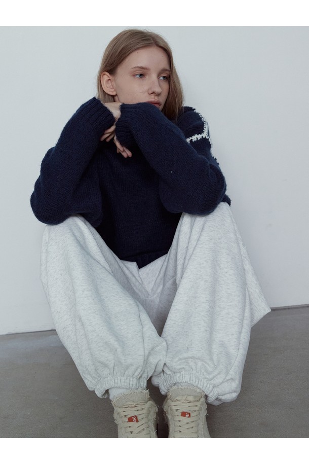 **TAN COTTON OVERFIT SWEAT PANTS (탄 코튼 오버핏 스웨트 팬츠) NFPT50317**는 편안한 착용감을 자랑하는 남녀 공용 스웨트 팬츠입니다. 부드러운 면과 폴리에스테르 혼방 소재로 제작되어 봄, 가을, 겨울 계절에 적합하며, 일상복으로 활용하기 좋습니다. 와이드하고 배기핏으로 자연스러운 레그 라인을 연출하며, 오버핏으로 트렌디한 스타일을 더했습니다. 화이트 멜란지, 블랙, 그린 멜란지 세 가지 색상으로 출시되어 캐주얼, 스포티, 미니멀 스타일을 즐기는 분들께 추천합니다. 집콕룩, 동네 마실룩, 겨울 데일리룩 등 다양한 TPO에 맞춰 활용해보세요.
