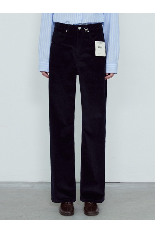 KMA 스트레이트 코듀로이 팬츠_NFPT5310 (네이비)는 가을, 겨울에 착용하기 좋은 남녀 공용 코듀로이 팬츠입니다. 베이직하고 클래식한 스타일로 출근룩, 비즈니스 캐주얼뿐만 아니라 겨울철 데일리룩으로 활용 가능합니다. 뻣뻣한 촉감의 두꺼운 코듀로이 소재, 면, 스판덱스를 혼방하여 보온성을 높였으며, 형태 변형을 최소화했습니다. 레귤러 핏의 스트레이트 바지 핏에 골지 패턴으로 클래식, 미니멀, 워크웨어 스타일을 연출하기 좋습니다. 프리미엄 테일러 서비스 및 길이 조절 무료 서비스를 제공하며, 면 라벨을 부착했습니다.
