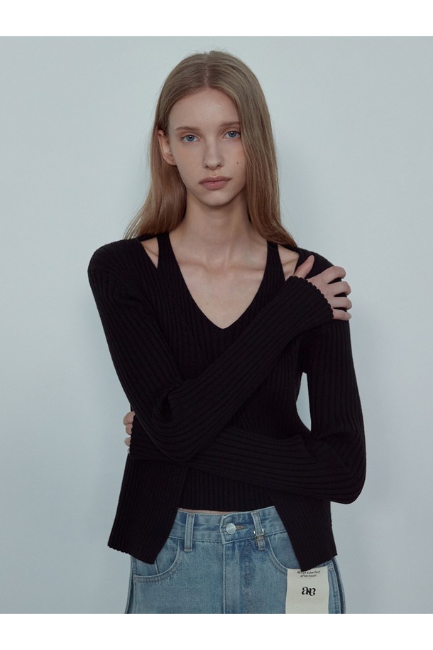 HONA (호나) 골지 슬리브리스 레이어드 가디건_NFCA5270은 여성스러운 스타일을 연출하는 데 안성맞춤입니다. 부드러운 레이온 혼방 소재로 제작되어 편안한 착용감을 선사하며, 슬림핏 디자인과 V넥 라인이 세련된 실루엣을 완성합니다. 민소매 이너 탱크탑과 크롭 기장의 아우터 가디건이 레이어드되어, 개성 있는 스타일을 연출하며 벨트라인을 커버해 줍니다. 봄, 가을 시즌 데이트룩, 카페룩, 모임룩 등 다양한 상황에 미니멀하고 클래식한 무드로 활용하기 좋습니다. 기계 세탁이 가능하여 관리가 용이합니다.
