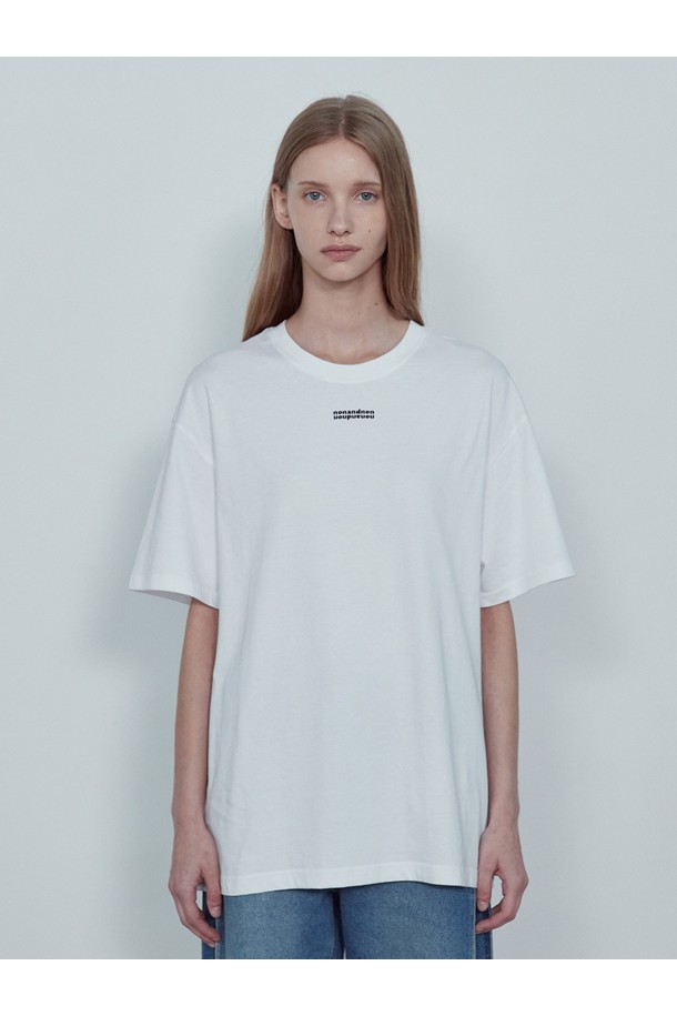 NECK RUBBER LOGO COTTON 티셔츠_NHTS5263는 부드러운 면 소재로 제작되어 편안한 착용감을 선사합니다. 블랙과 화이트 두 가지 색상으로 출시되었으며, 라운드넥에 릴랙스 핏으로 디자인되어 베이직하면서도 캐주얼한 스타일을 연출합니다. 러버 프린트 로고가 돋보이며, 드롭 숄더 디자인으로 트렌디함을 더했습니다. 봄, 여름 시즌에 일상복으로 활용하기 좋으며, 우수한 통기성과 세탁 후 변형이 적은 특징을 가지고 있습니다. 동네 마실룩이나 카페룩과 같은 가벼운 스타일을 연출하기에 완벽합니다.
