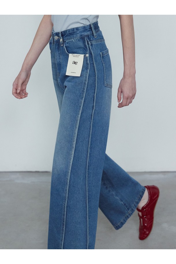 TIC 사이드 인시젼 스트레이트 데님 팬츠_NFDP5302는 여성용 데님 팬츠입니다. 라이트 블루, 미디엄 블루 두 가지 색상으로 출시되었으며, 봄, 여름, 가을 계절에 착용하기 좋습니다. 미니멀하고 베이직한 스타일로 데이트룩, 쇼핑룩과 같은 TPO에 잘 어울립니다. 면, 폴리에스테르 혼방 소재로 제작되어 부드러운 촉감을 선사하며, 사이드 절개 디테일이 다리 라인을 더욱 길어 보이게 합니다. 스트레이트 핏으로 깔끔한 실루엣을 연출하며, 밴딩 없이도 편안하게 착용 가능합니다.
