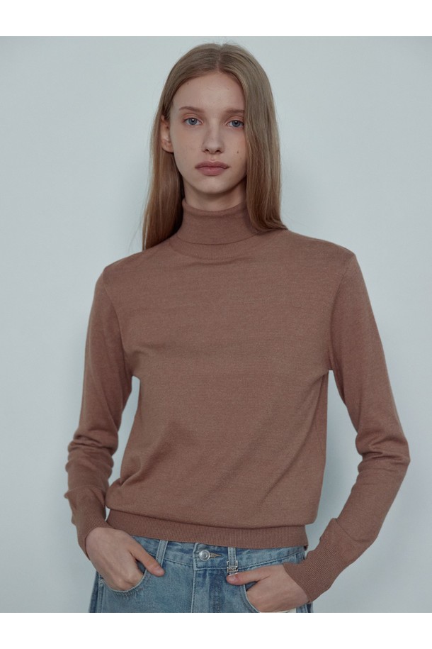 MADI 노멀 터틀넥 니트_NFKN5284는 여성 고객을 위한 가을, 겨울 시즌 필수 아이템입니다. 부드러운 니트 소재와 도톰한 두께감으로 포근한 착용감을 선사하며, 베이직하고 미니멀한 디자인으로 다양한 스타일링에 활용하기 좋습니다. 브라운 컬러의 레귤러핏 터틀넥으로, 데일리룩, 카페룩, 데이트룩 등 폭넓은 TPO에 매치하여 미니멀, 클래식, 캐주얼 무드를 연출할 수 있습니다. 긴 소매 기장과 무지 디자인으로 어떤 옷에도 잘 어울려 활용도가 높습니다.
