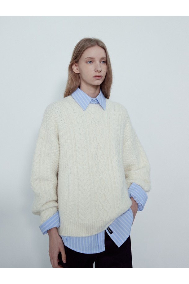 COND 피셔 울 니트_NFKN5277은 부드러운 촉감의 울 혼방 소재로 제작되어 가을, 겨울 시즌 따뜻하게 입을 수 있는 여성용 니트입니다. 라운드넥에 루즈핏으로 편안하게 착용 가능하며, 힙 기장으로 다양한 하의와 매치하기 좋습니다. 케이블 패턴과 드롭숄더 디자인이 특징이며, 그레이, 블루, 아이보리 세 가지 색상으로 출시되었습니다. 기계 세탁이 가능하여 관리가 용이하며, 데일리룩, 집콕룩, 산책룩 등 캐주얼하고 미니멀한 스타일을 연출하기 좋습니다.
