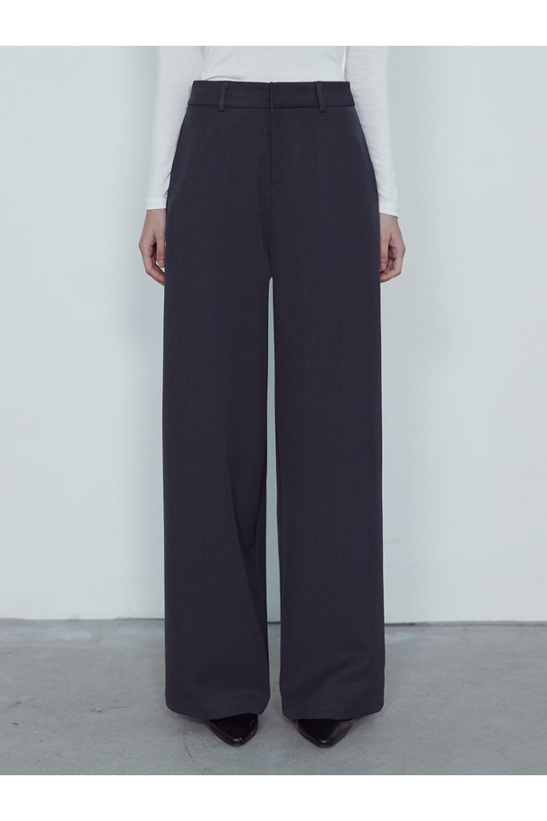 ZERO WRINKLE STRAIGHT SLACKS_NFSL5305는 여성용 슬랙스로, 미니멀하고 베이직한 스타일을 추구하는 분들을 위한 사계절용 긴바지입니다. 블랙, 차콜, 브라운, 베이지 4가지 색상으로 출시되었으며, 주름 방지 기능이 있는 폴리에스테르와 스판덱스 혼방 소재로 제작되어 부드러운 촉감과 편안한 착용감을 제공합니다. 레귤러핏 스트레이트 와이드 핏으로, 히든 포켓과 훅 클로저 디테일이 돋보입니다. 출근룩, 오피스룩, 비즈니스 캐주얼 등 다양한 TPO에 활용 가능하며, 미니멀, 클래식, 시크한 스타일을 연출하기 좋습니다.
