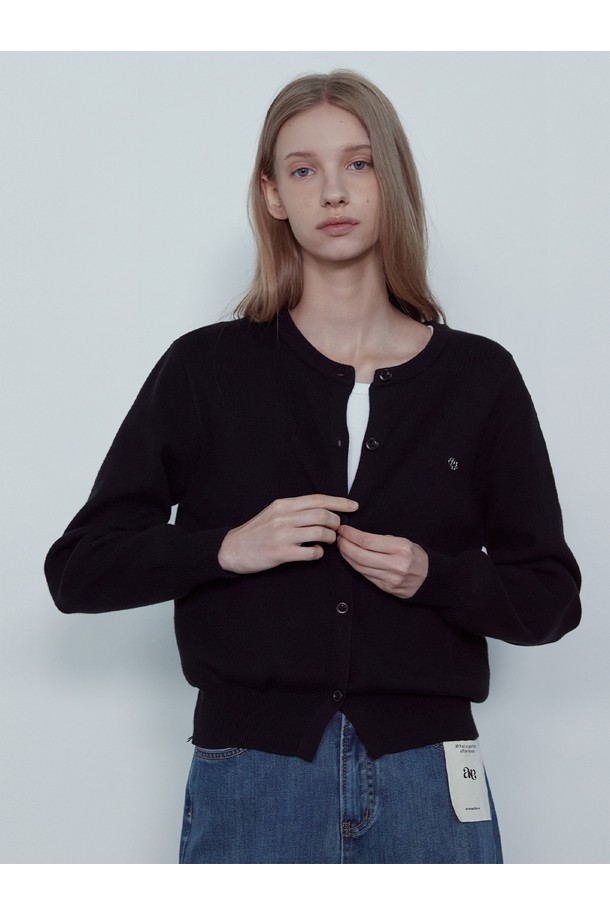 제로 필링 비스코스 라운드 니트 가디건_NFCA5268는 여성용 상의로, 부드러운 촉감과 얇은 두께감으로 봄, 가을에 활용하기 좋습니다. 아이보리, 레드, 블랙 세 가지 색상으로 출시되었으며, 베이직하고 미니멀한 스타일을 연출합니다. 비스코스, 폴리에스터, 나일론 혼방 소재로 제작되어 필링 방지 기능과 형태 안정성, 뛰어난 피부 접촉감을 제공합니다. 라운드넥에 레귤러핏, 긴 소매 기장으로 디자인되어 데이트룩, 카페룩 등 다양한 TPO에 매치하기 용이합니다. 미니멀, 클래식, 캐주얼 스타일을 즐겨 입는 분들께 추천합니다.
