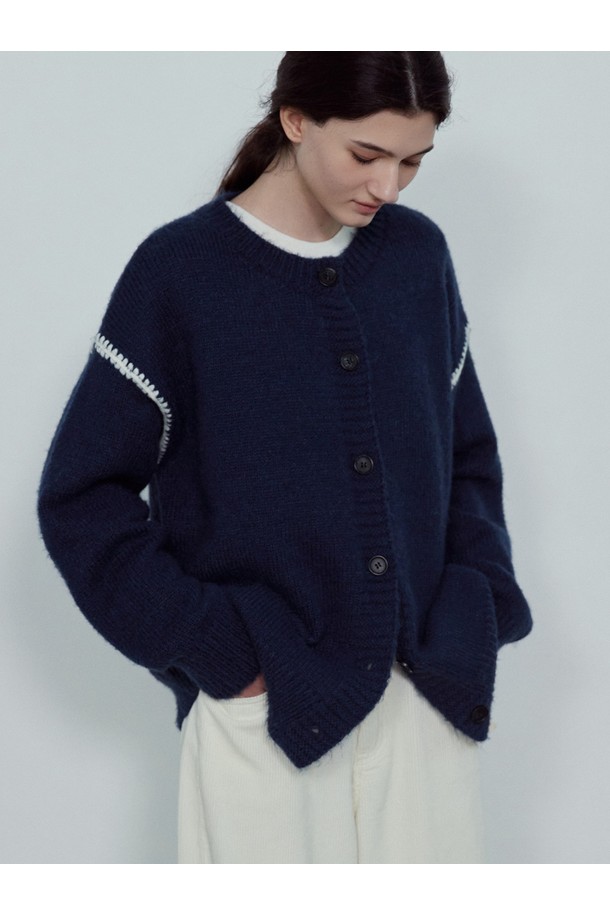 DOVA COLORING LINE WOOL KNIT CARDIGAN_NFCA5265는 여성스러운 겨울 데일리룩을 위한 캐주얼, 클래식, 미니멀 스타일의 니트 카디건입니다. 부드러운 촉감의 두꺼운 울 혼방 소재로 제작되어 가을, 겨울 시즌에 따뜻하게 착용할 수 있습니다. 네이비, 레드, 크림 세 가지 컬러로 출시되었으며, 팔 라인에 컬러블록 디자인이 적용되어 포인트를 더했습니다. 라운드넥에 루즈핏으로 편안함을 강조했으며, 버튼 여밈으로 간편하게 착용 가능하며 레이어링에도 용이합니다. 긴 소매 기장으로 보온성을 높인 실용적인 아이템입니다.
