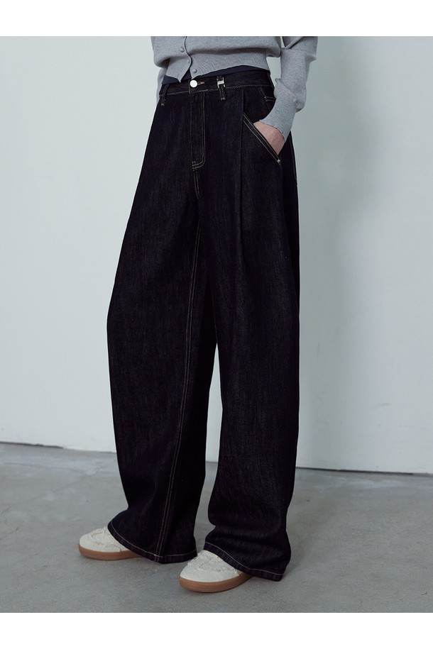 버티컬 턱 논페이드 와이드 데님 팬츠_NFDP5293은 깊고 매력적인 딥 블루 컬러의 와이드핏 데님 팬츠입니다. 면, 텐셀, 폴리에스테르 혼방 소재로 제작되어 부드러운 촉감을 선사하며, 사계절 내내 활용하기 좋습니다. 베이직한 스타일로, 클래식, 미니멀, 캐주얼 등 다양한 스타일에 매치하기 용이합니다. 버티컬 턱 디테일과 논페이드 원단으로 세련된 디자인을 더했으며, 프리미엄 코튼 라벨을 사용하여 고급스러움을 강조했습니다. 기장 수선이 가능하여, 완벽한 핏으로 착용할 수 있습니다.
