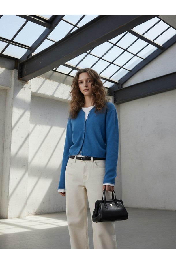 BILBAO 울 니트 가디건_N5WKN0342는 부드러운 촉감의 울 소재로 제작되어 가을과 겨울에 따뜻하게 착용하기 좋은 여성용 가디건입니다. 연두색 컬러와 무지 디자인이 어우러져 캐주얼하면서도 베이직한 스타일을 연출하며, 레귤러 핏과 브이넥 디자인으로 편안한 착용감을 선사합니다. 긴 소매 기장과 두꺼운 두께감으로 보온성을 높였으며, 버튼 여밈 방식으로 간편하게 착용할 수 있습니다. 데일리룩에 활용하기 좋은, 활용도 높은 카디건입니다.
